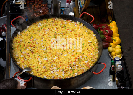 große Paella-Pfanne rot-gelbe Paprika Dampf Muttern Stockfoto