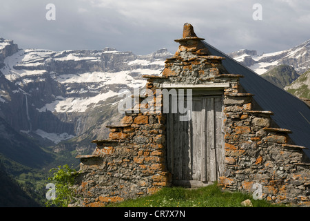 Frankreich, Hautes-Pyrenäen, Scheune auf dem Brett Saugue im Hintergrund, Cirque de Gavarnie, UNESCO-Welterbe Stockfoto