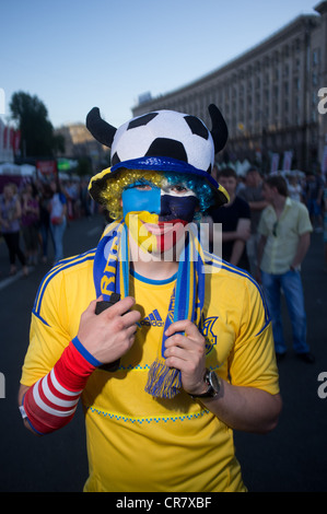 Porträt der Ukraine Fan mit einem dramatischen Licht in Kiew die fanzone Stockfoto