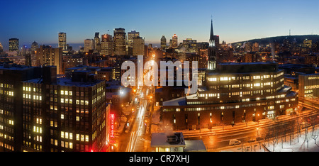 Kanada, Quebec, Montreal, Rue Ste-Catherine und der Innenstadt in der Nacht Stockfoto