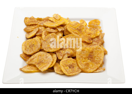 Haufen von Kochbananen Chips mit Meersalz auf weißen quadratischen Snack Platte Stockfoto