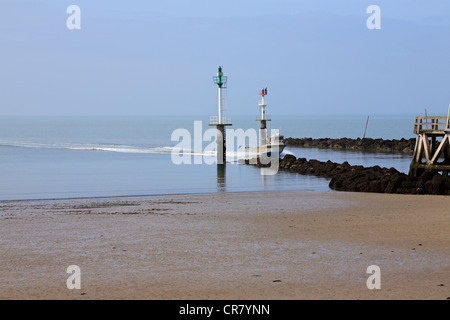 Kleines Fischereifahrzeug in Grandcamp-Maisy Hafen in der Normandie, bei Ebbe. Hafen und führenden Köpfe. Strand. Stockfoto