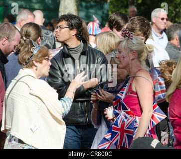 Der Königin Diamond Jubilee feiern Nachtschwärmer warten auf Pop-Konzert in der Mall, gekleidet in union Flaggen Stockfoto