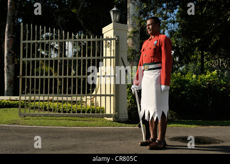 Militärischen Schutz vor Regierungsgebäuden in Suva. Moderne Tracht, Sula (Sulu) tragen. Fidschi, Südpazifik Stockfoto