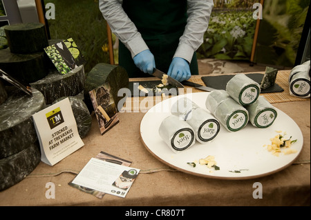 Englisch, Cornwall, UK - Cornish Landwirt verkaufen Yarg Käse Stockfoto