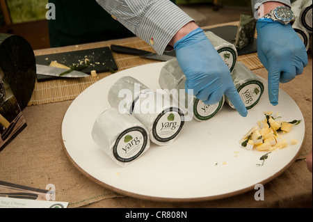 Englisch, Cornwall, UK - Cornish Landwirt verkaufen Yarg Käse Stockfoto