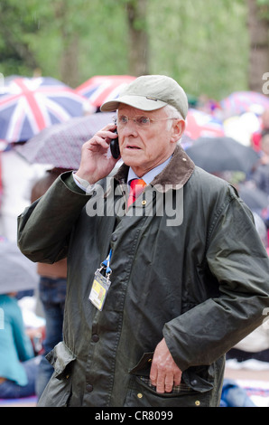 Dickie Arbiter, nimmt einem Anruf der Königin Diamond Jubilee feiern Nachtschwärmer warten auf Pop-Konzert in der Mall Stockfoto