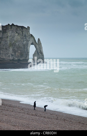 Frankreich, Seine Maritime, Etretat, Sturm Xynthia am 28. Februar 2010, die Porte d'Aval Stockfoto