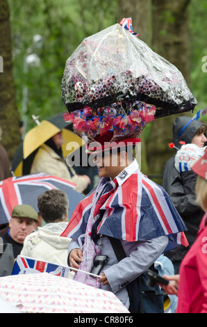 Mann mit patriotischen Hut The Queen Diamond Jubilee feiern Nachtschwärmer warten auf Pop-Konzert in der Mall. Montag, den 4. Juni 2 Stockfoto