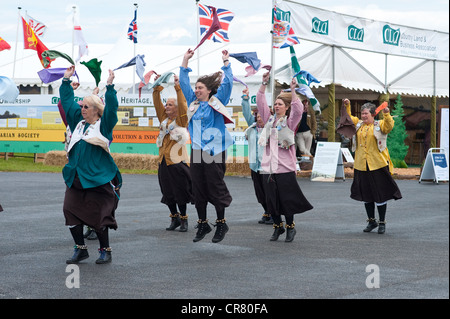 Cornwall, England, UK - Royal Cornwall Show 2012 - Frauen ein traditionell Conrnish Volkstanz. Stockfoto