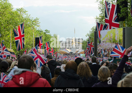 Der Königin Diamond Jubilee feiern Nachtschwärmer warten Popkonzert in der Mall Montag, 4. Juni 2012 Stockfoto