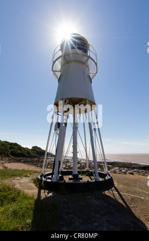 Schwarz Nore Leuchtturm in Somerset mit Sunflare als Lichtquelle verwendet wird. Stockfoto