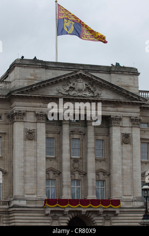 Königliche Standarte Flagge über dem Buckingham Palast Königin diamantenes Jubiläum feiern Westminster London Uk 06.05.12 Stockfoto