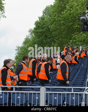 Königin des Diamant-Jubiläum feiern Arbeitnehmer überprüfen Konzertbestuhlung Buckingham Palace Westminster London Uk 06.05.12 Stockfoto