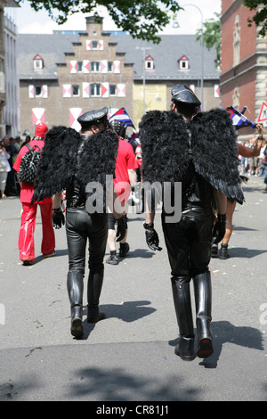 Männer gekleidet als schwarze Engel, Christopher Street Day, Cologne, Nordrhein-Westfalen, Deutschland, Europa Stockfoto
