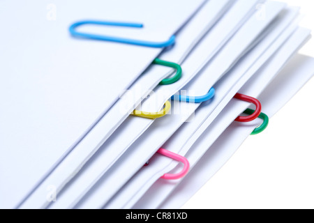 Bunte Büroklammern Papierstapel zusammenzuhalten Stockfoto