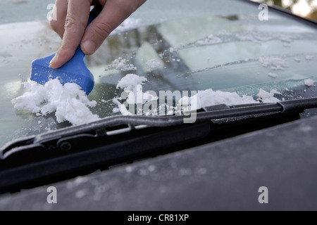Gefrorene Windschutzscheibe eines Autos Kratzer frei von Eis mit einem  Eiskratzer Stockfotografie - Alamy