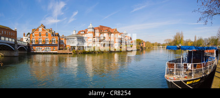 Windsor Bridge, Haus auf der Brücke Restaurant und König Stall Street Eigenschaften an der Themse in Eton von Windsor betrachtet Stockfoto