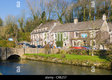 The Swan Hotel über Fluss Coln, Arlington, Bibury, Cotswolds, Gloucestershire, England, Vereinigtes Königreich, Europa Stockfoto