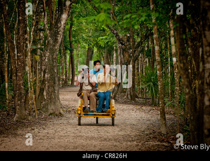 Touristen genießen Sie eine geführte eine Bi-Taxi-Tour durch die Coba Ruinen, Riviera Maya, Quintana Roo, Yucanta Halbinsel, Mexiko Stockfoto