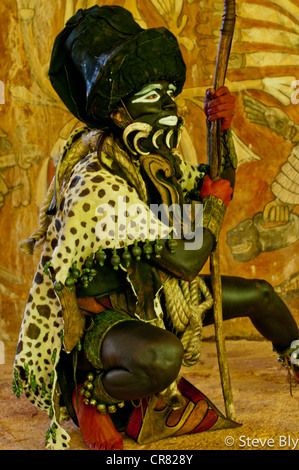 Ein Maya Schauspieler/Tänzer Ek Chuah (Lord von Kakao) in Tracht, die Durchführung einer Maya-Ritual im Xcaret Park, Riviera Maya, Mexiko Stockfoto