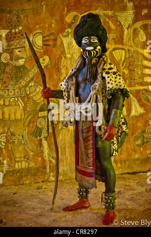 Ein Maya Schauspieler/Tänzer Ek Chuah (Lord von Kakao) Durchführung einer Maya-Rituals im Xcaret Park, Rviera Maya, Mexiko Stockfoto