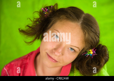 Porträt von 18 Jahre alten Mädchen mit zwei Zöpfen und Handtuch Stockfoto