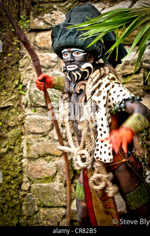 Ein Maya Schauspieler/Tänzer Ek Chuah (Lord von Caco) Durchführung einer Maya-Rituals im Xcaret Park, Riviera Maya, Mexiko Stockfoto