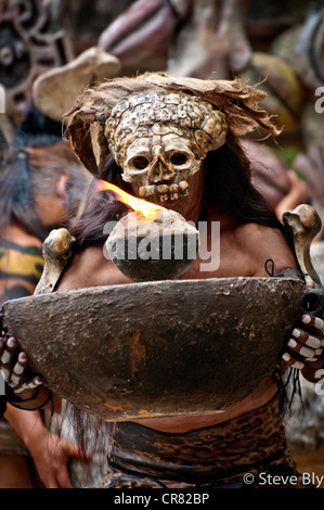 Eine Maya Fokllore Feuer-Tanz-Ritual erfolgt durch eine mystische Performer in Xcaret Show, Playa Del Carmen, Quintana Roo, Mexiko Stockfoto