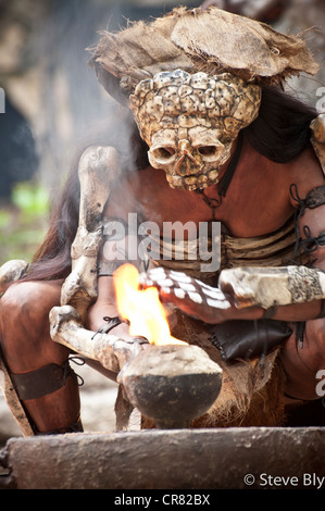 Eine Maya Fokllore Feuer-Tanz-Ritual erfolgt durch eine mystische Performer in Xcaret Show, Playa Del Carmen, Quintana Roo, Mexiko Stockfoto
