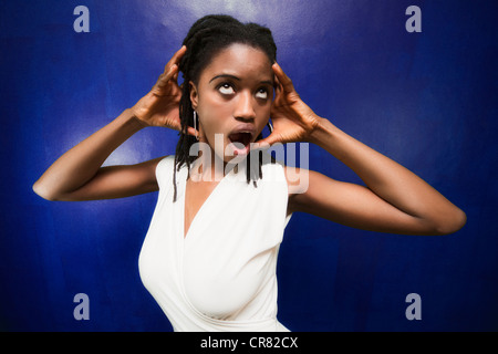 Dunkel-enthäutete Modell in einer verrückten Pose, emotion Stockfoto