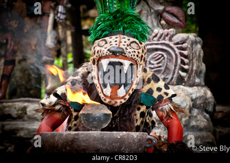 Eine Maya Fokllore Feuer-Tanz-Ritual erfolgt durch eine mystische Performer in Xcaret Show, Riviera Maya, Quintana Roo, Mexiko Stockfoto