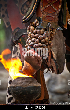 Eine Maya-Fokllore Feuer Tanz-Ritual erfolgt durch eine mythische Performer bei Xcaret Show, Riviera Maya, Quintana Roo, Mexiko Stockfoto