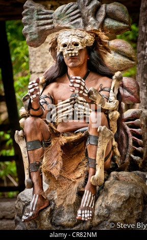 Eine Ritual der Maya-Fokllore erfolgt durch die mystischen Maya Performer im Xcaret Park, Riviera Maya, Mexiko Stockfoto