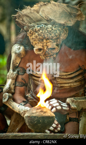 Eine Maya-Fokllore-Feuer-Ritual erfolgt durch eine mystische Maya-Performer bei Xcaret Park, Riviera Maya, Mexiko Stockfoto