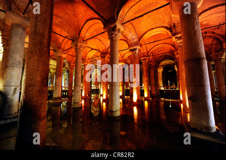 Unterirdische Zisterne Yerebatan Sarayi oder Cisterna Basilica, Binbirdirek Sarnici, Säulen, Bögen, Istanbul, Türkei Stockfoto