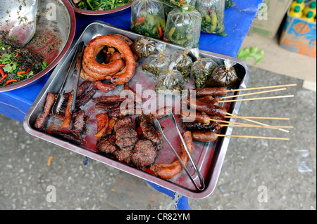 Wurst und Fleisch vom Grill auf das Essen zu vermarkten, Luang Prabang, Laos, Südostasien Stockfoto