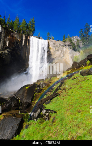 Vernal Falls und Regenbogen auf der Nebel Weg, Yosemite-Nationalpark, Kalifornien USA Stockfoto