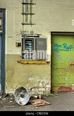 Elektrische Schaltanlage, gebrochen Lampe, Zerstörung, verlassene Fabrik Stockfoto