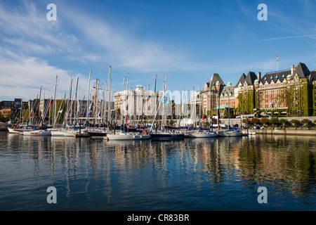 Marina voller Segelboote in einem ruhigen blauen Hafen vor dem Empress Hotel in Victoria, British Columbia, Kanada Stockfoto