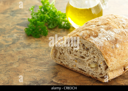Frisch gebackenes Brot Brot mit Olivenöl und Petersilie Stockfoto