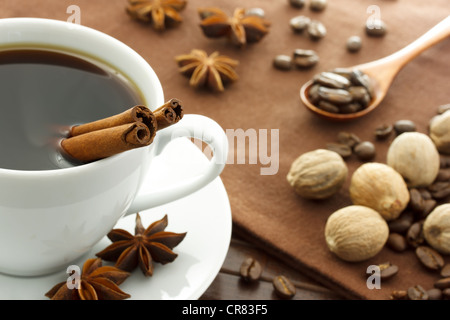 Heiße Tasse Kaffee mit Gewürzen - Zimt Sternanis und Muskat Stockfoto