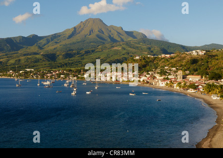 Frankreich, Martinique (Französische Antillen), Saint-Pierre und der Montagne Pelee (1397m) Stockfoto