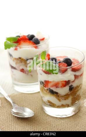 Vanille-Joghurt auf Erdbeeren, Heidelbeeren und Zitronenmelisse Stockfoto