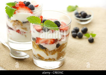 Vanille-Joghurt auf Erdbeeren, Heidelbeeren und Zitronenmelisse Stockfoto