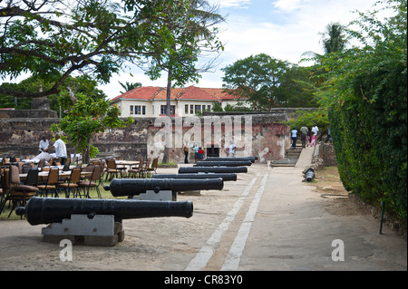 Canon gesäumten Weg in Fort Jesus, Mombasa, Kenia, Ostafrika Stockfoto