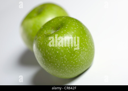 Zwei grüne Granny Smith Äpfel Stockfoto