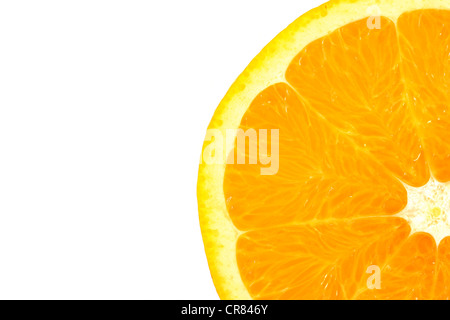 Orangenscheibe auf weißem Hintergrund Stockfoto