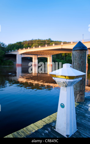 Bootfahren Dock am Fluss unsere in Virginia mit der Route 123-Brücke im Hintergrund Stockfoto