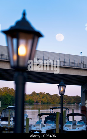 Vollmond über der Route 123-Brücke in unsere Virginia Stockfoto